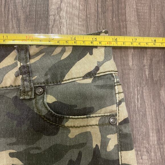 Hot Kiss Camo Low-Rise Y2K Shorts w/ Lace Trim – Size 11 - Picture 6 of 8